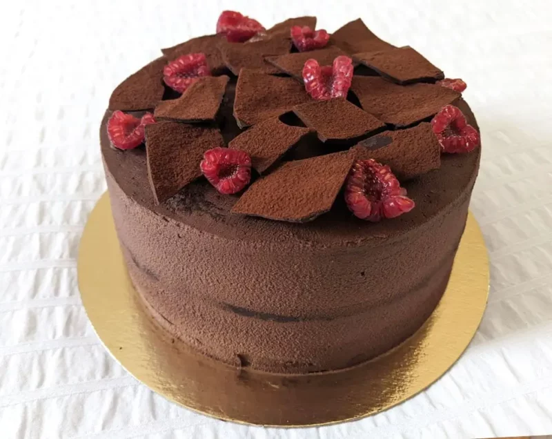 Tarta de chocolate, cacao y frambuesas